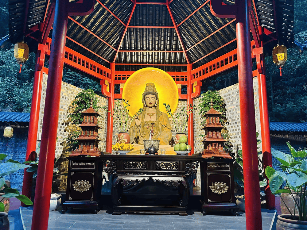 C&ograve;n b&ecirc;n phải l&agrave; điện thờ Quan &Acirc;m Bồ T&aacute;t (Nguồn: Fanpage Ch&ugrave;a C&acirc;y Thị)